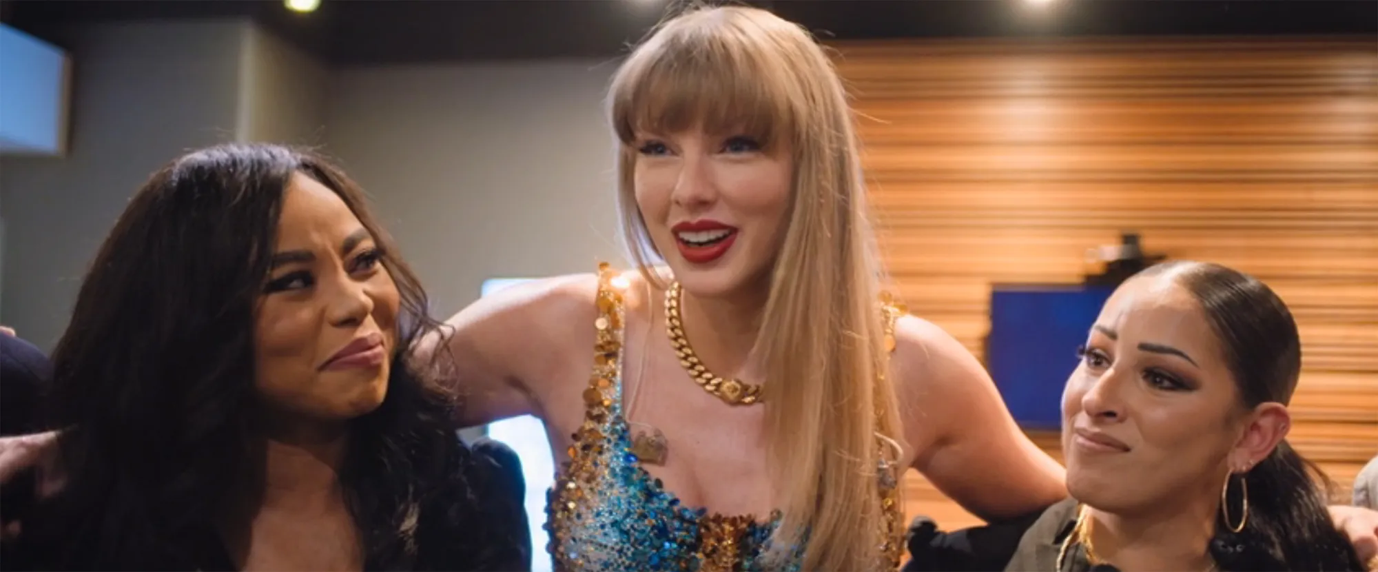 Taylor Swift with two women, all smiling.